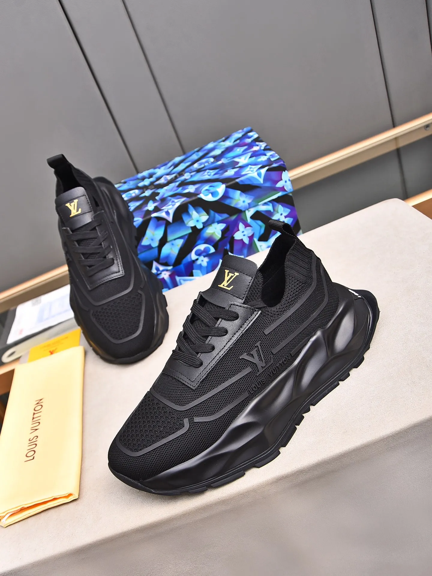 Men's shoes 💰500 LV high-end hot model 👍 Counter 1 design. The face is made of high-elastic fly knit + cowhide + imported glue! TPU outsole is easy to put on, light, comfortable and elastic, trendy and fashionable! ! ! 💪Multiple colors to choose from! Code number: 38-44 (45 46 customized)